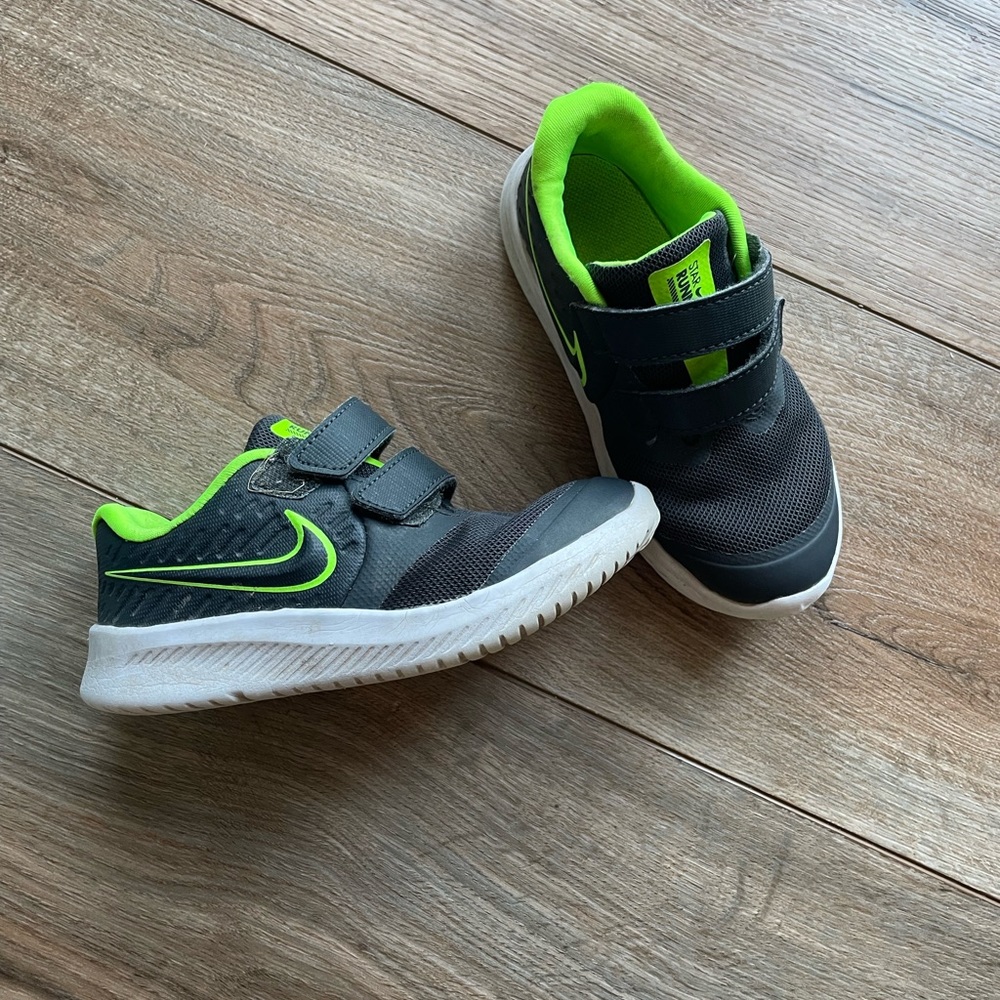 COPY - Toddler Nike shoes size 10c